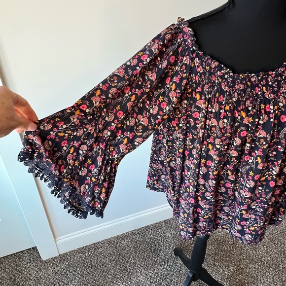 Coco & Jaimeson Blue Floral Peasant Boho Cottage Crochet Bell Blouse Size L - Picture 2 of 8